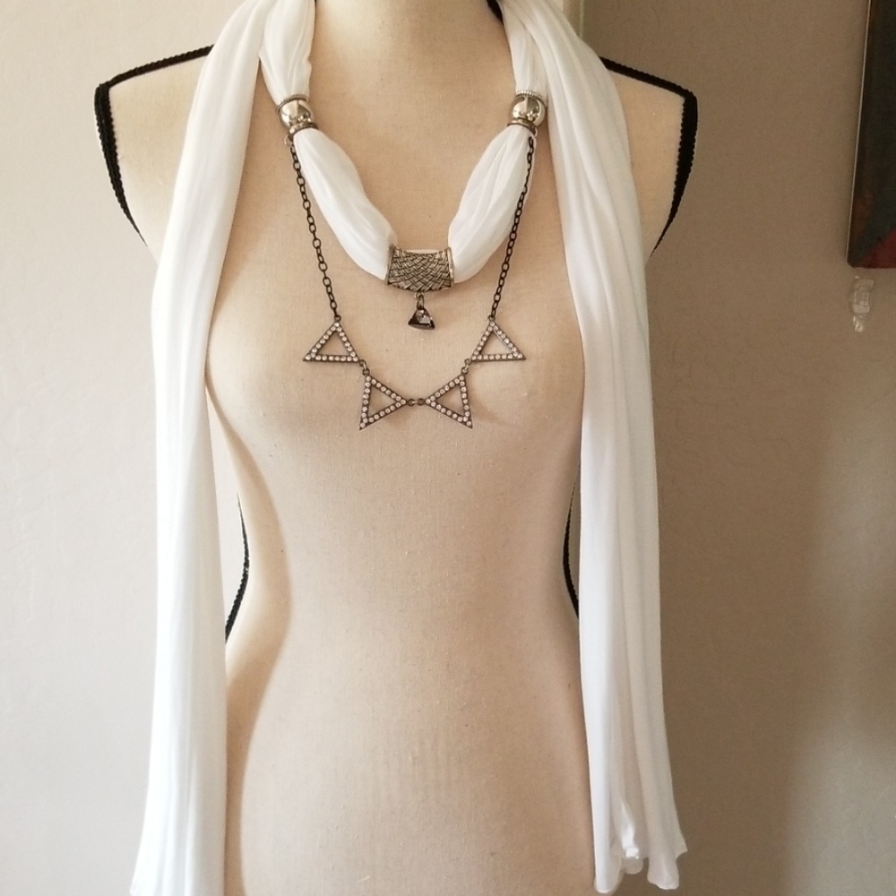 White decorated necklace scarf
